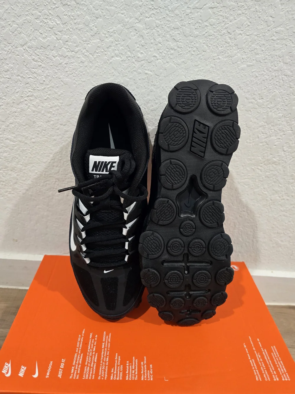 Nike sleek black